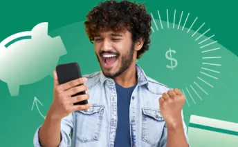 Hombre feliz con celular en mano celebrando el control de sus finanzas