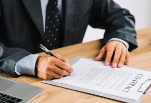 Contratos y Reglamentos