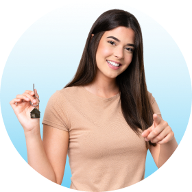 Mujer sonriente haciendo una seña de aprobación con la mano representando los requisitos cumplidos de su préstamo hipotecario