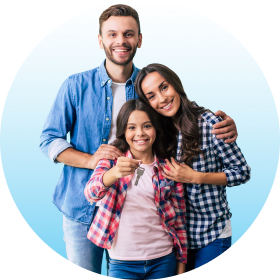 Familia felíz integrada por madre, padre e hija sonriendo por su crédito hipotecario