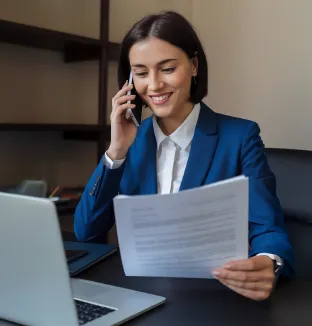 Mujer empresaria revisando documentos de reclamo